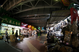 夜の上野のアメ横