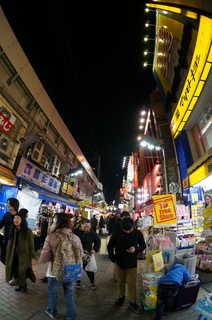 夜の上野のアメ横