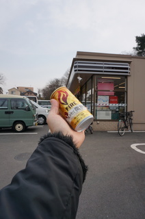 板橋区立美術館前のセブンイレブンで缶コーヒーを買う