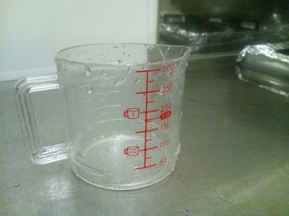 SH-12Cで撮影した計量カップ