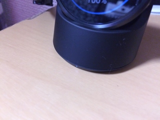 Android Wear Moto360 Smart Watchのクレードル下部には充電ランプがあります