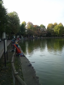 板橋区の見次公園の池と釣り人達