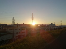 荒川の河川敷、土手から夕陽を眺める