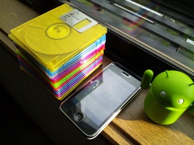 別府の自宅にてフロッピーディスクとiPhone 3Gを発見