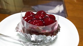 ささやかな誕生日ケーキ。甘いの嫌いと言ったらこれが出てきたのです