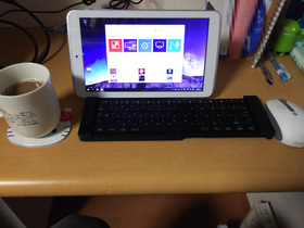 KENANのKBM-89-W、8.95インチのWindows 10タブレットを、ElecomのBluetoothキーボード、ロシア語板、TK-FBP049Eと接続