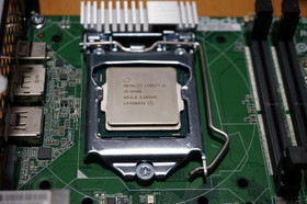 CPUをマザーボードに取り付け