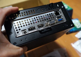 2_iPhone SEのTouch IDを新しい液晶パネルに取り付け