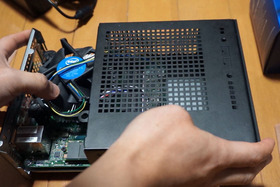 3_カメラモジュールをiPhone SE用の交換フロントパネルに取り付け