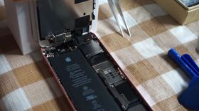 8.iPhone SE本体(SoC)と液晶パネルと取り付ける