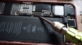 9.iPhone SEのメインスピーカーのコネクター。ここを外すとカメラ撮影しても音が出ない