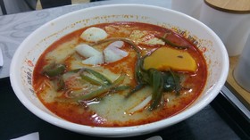 重慶麻辣湯！豚骨っぽい肉系の出しと野菜、魚肉の具