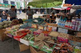 中国旅行記＠トルファン駅前の屋台。なぜか老板が座ってたｗ