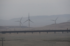 トルファンから烏魯木斉（ウルムチ）へ向かう列車からの車窓風景
