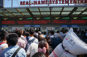 混沌としている烏魯木斉南駅（ウルムチ駅）