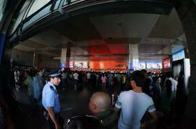 混沌としている烏魯木斉南駅（ウルムチ駅）の切符売り場