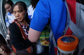 混沌としている烏魯木斉南駅（ウルムチ駅）