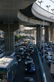 烏魯木斉南駅（ウルムチ駅）前の渋滞の様子