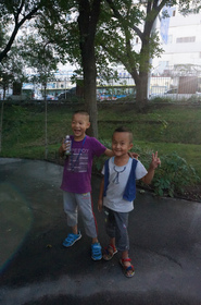 烏魯木斉南駅（ウルムチ駅）傍の閉鎖されている公園で子供を撮影