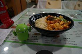 烏魯木斉（ウルムチ）で初のトマトと卵炒め面を食す