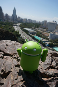 旅の友、ドロイド君も烏魯木斉（ウルムチ）の紅山公園の紅山塔に来たのですｗ