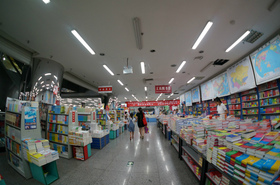 烏魯木斉（ウルムチ）の友好路にある新華書店の内部