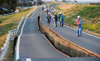 地震と震災で壊れた道路