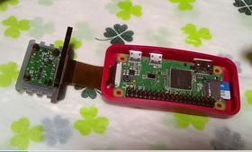 RaspberryPiとCameraをコネクターで接続しケースに入れる